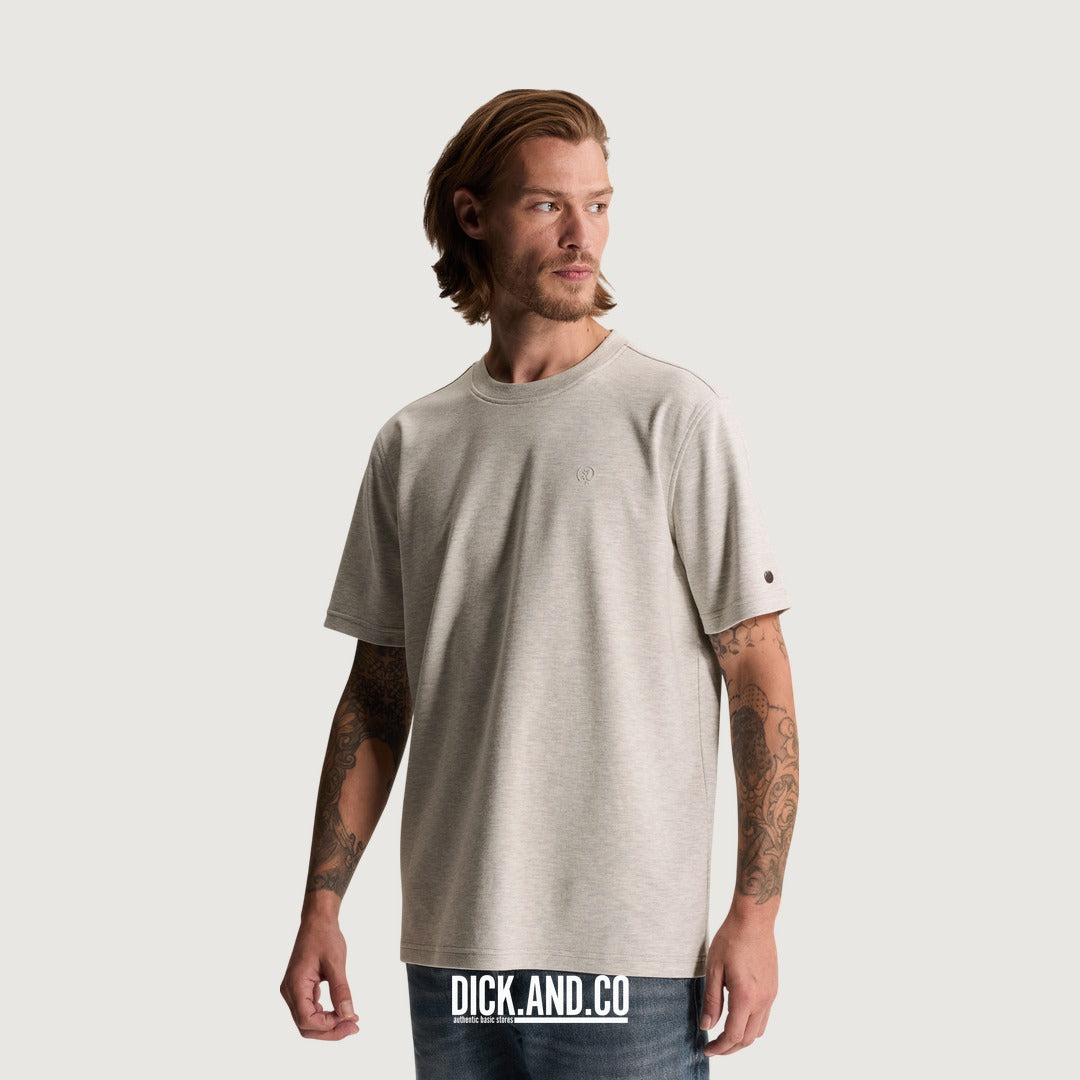CAST IRON T-shirt van interlock melange in Grijs, gedragen door een model, vooraanzicht