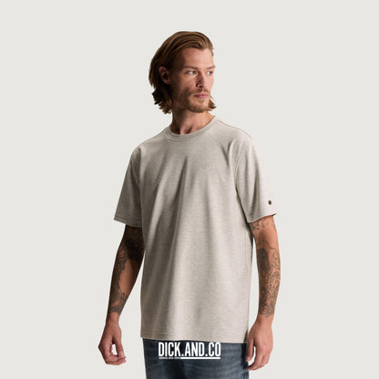 CAST IRON T-shirt van interlock melange in Grijs, gedragen door een model, vooraanzicht