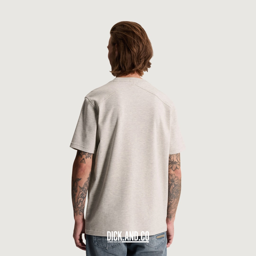 CAST IRON T-shirt van interlock melange in Grijs, gedragen door een model, achteraanzicht