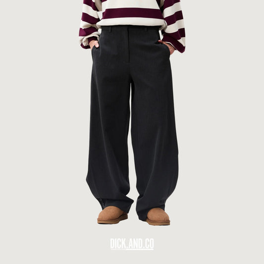 CATWALK JUNKIE Barrel fit tailored trousers in Grijs, gedragen door een model, vooraanzicht