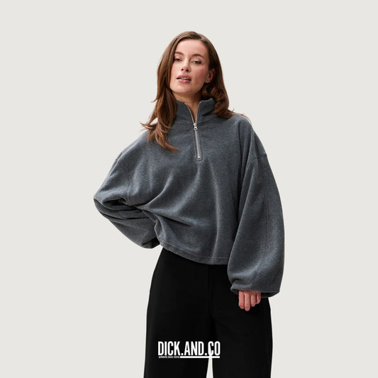 CATWALK JUNKIE Fleece half zip sweater in Dark Grey (grijs), gedragen door een model, vooraanzicht