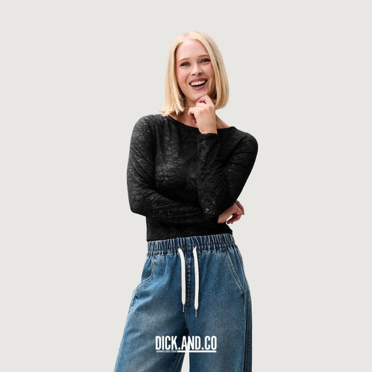 CATWALK JUNKIE Lace long sleeve in Black (zwart), gedragen door een model, vooraanzicht