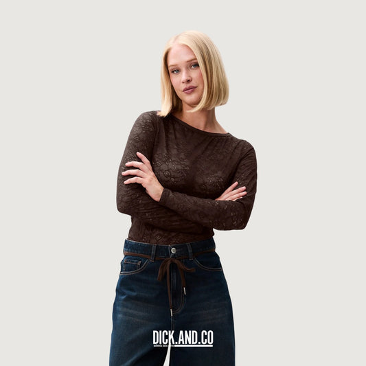 CATWALK JUNKIE Lace long sleeve in Bruin, gedragen door een model, vooraanzicht