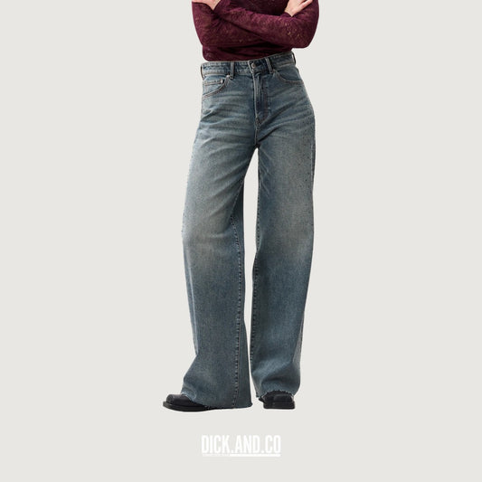 CATWALK JUNKIE Loose fit jeans with strass in Tinted Blue (blauw), gedragen door een model, vooraanzicht