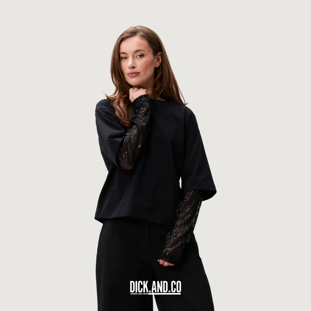 CATWALK JUNKIE Loose fit t-shirt with sequins sleeves in Black (zwart), gedragen door een model, vooraanzicht