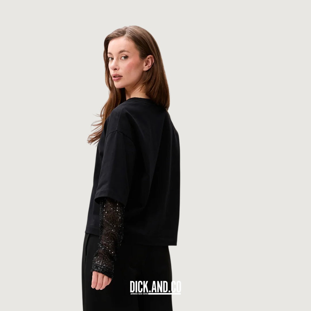 CATWALK JUNKIE Loose fit t-shirt with sequins sleeves in Black (zwart), gedragen door een model, achteraanzicht