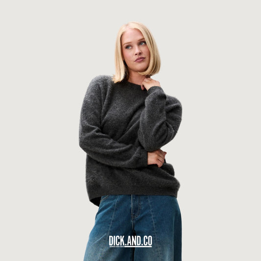 CATWALK JUNKIE Super soft merino knit in Dark Grey Melange (grijs), gedragen door een model, vooraanzicht