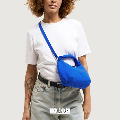 GOT BAG Cloud Bead Bag in Blauw, gedragen door een model, vooraanzicht