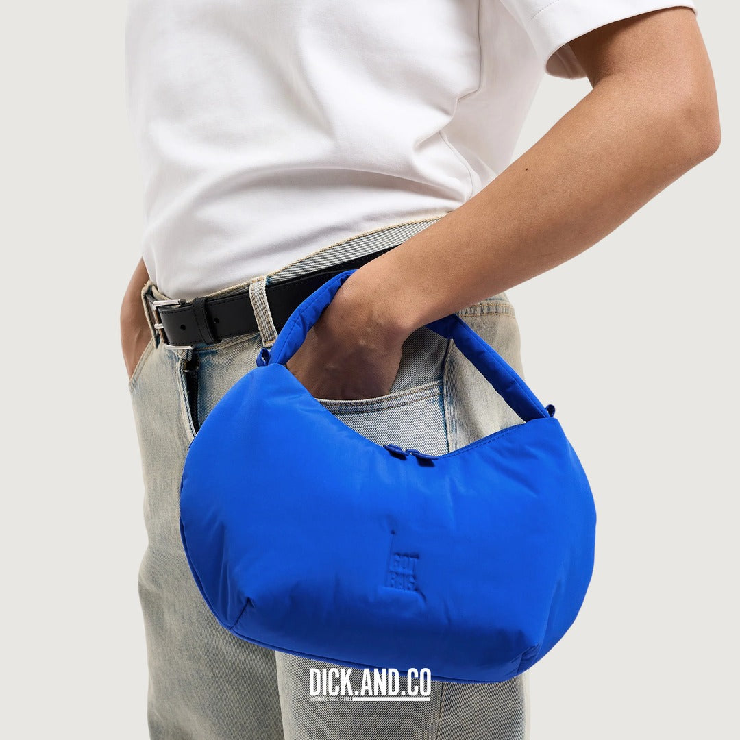 GOT BAG Cloud Bead Bag in Blauw, gedragen door een model