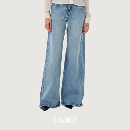 MY ESSENTIAL WARDROBE MWKaro Mid X-Wide Jeans in Light Blue Retro Wash (blauw), gedragen door een model, vooraanzicht