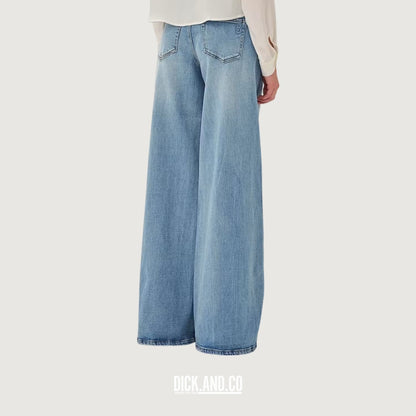 MY ESSENTIAL WARDROBE MWKaro Mid X-Wide Jeans in Light Blue Retro Wash (blauw), gedragen door een model, achteraanzicht