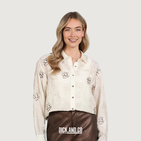 NUKUS Aaliya blouse Embroidery in Beige, gedragen door een model, vooraanzicht