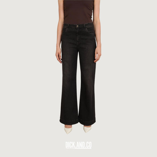 NUKUS Abby Pants Denim in Bruin, gedragen door een model, vooraanzicht