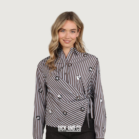 NUKUS Amy blouse Stripe in Bruin, gedragen door een model, vooraanzicht