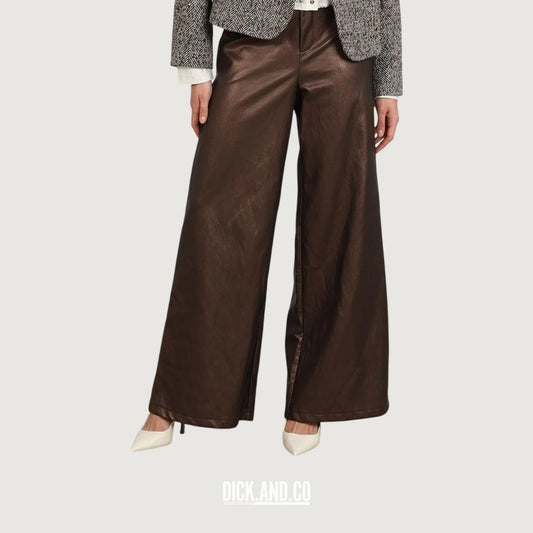 NUKUS Bodine Pants in Bruin, gedragen door een model, vooraanzicht