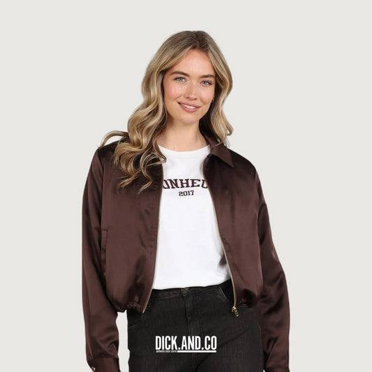 NUKUS Doreen Bomber in Bruin, gedragen door een model, vooraanzicht