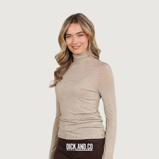 NUKUS Ginny Pullover in Beige, gedragen door een model, vooraanzicht