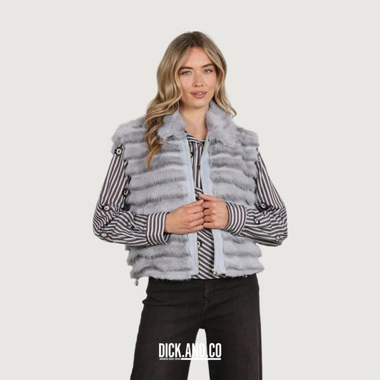 NUKUS Harriet Gilet Zipper in Sky (blauw), gedragen door een model, vooraanzicht