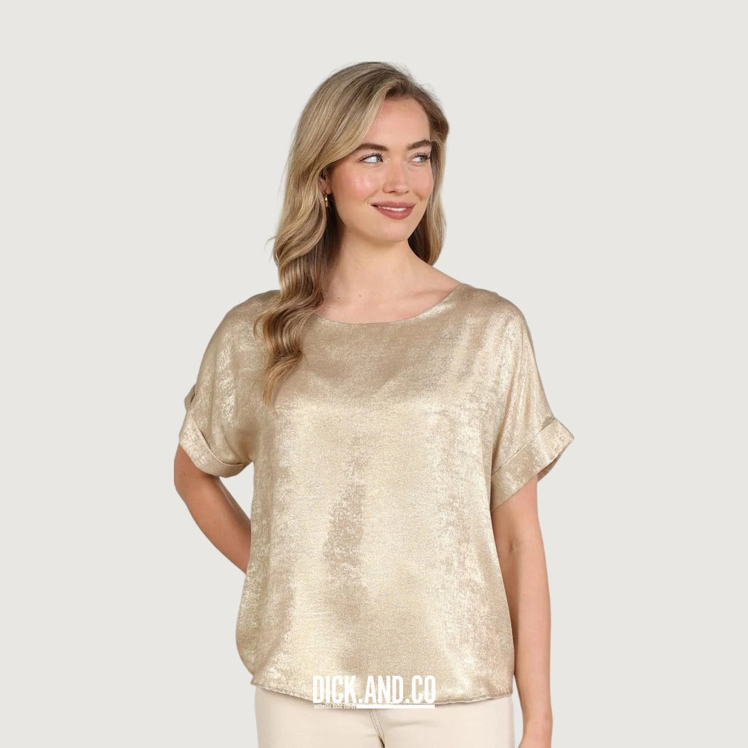 NUKUS Irene top Shiny in Gold (goud), gedragen door een model, vooraanzicht