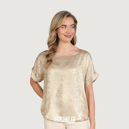 NUKUS Irene top Shiny in Gold (goud), gedragen door een model, vooraanzicht