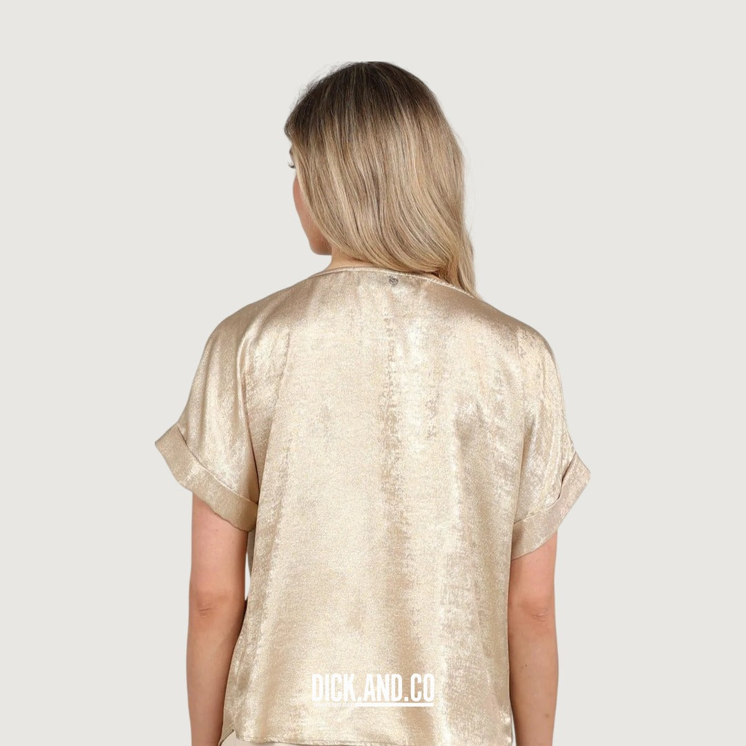 NUKUS Irene top Shiny in Gold (goud), gedragen door een model, achteraanzicht