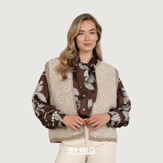 NUKUS Lana Gilet in Beige, gedragen door een model, vooraanzicht