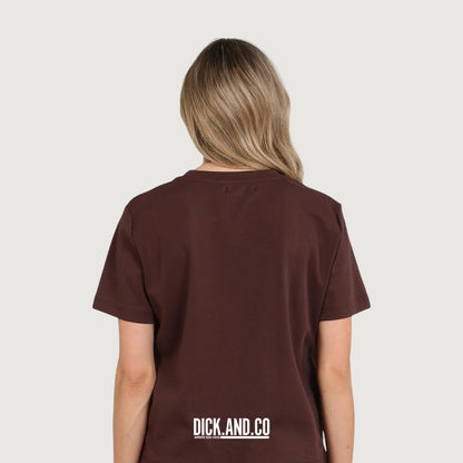 NUKUS Luna shirt in Bruin, gedragen door een model, achteraanzicht