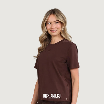 NUKUS Luna shirt in Bruin, gedragen door een model, vooraanzicht