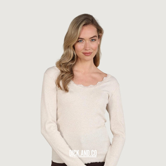 NUKUS Mika top Lace in Sand (beige), gedragen door een model, vooraanzicht