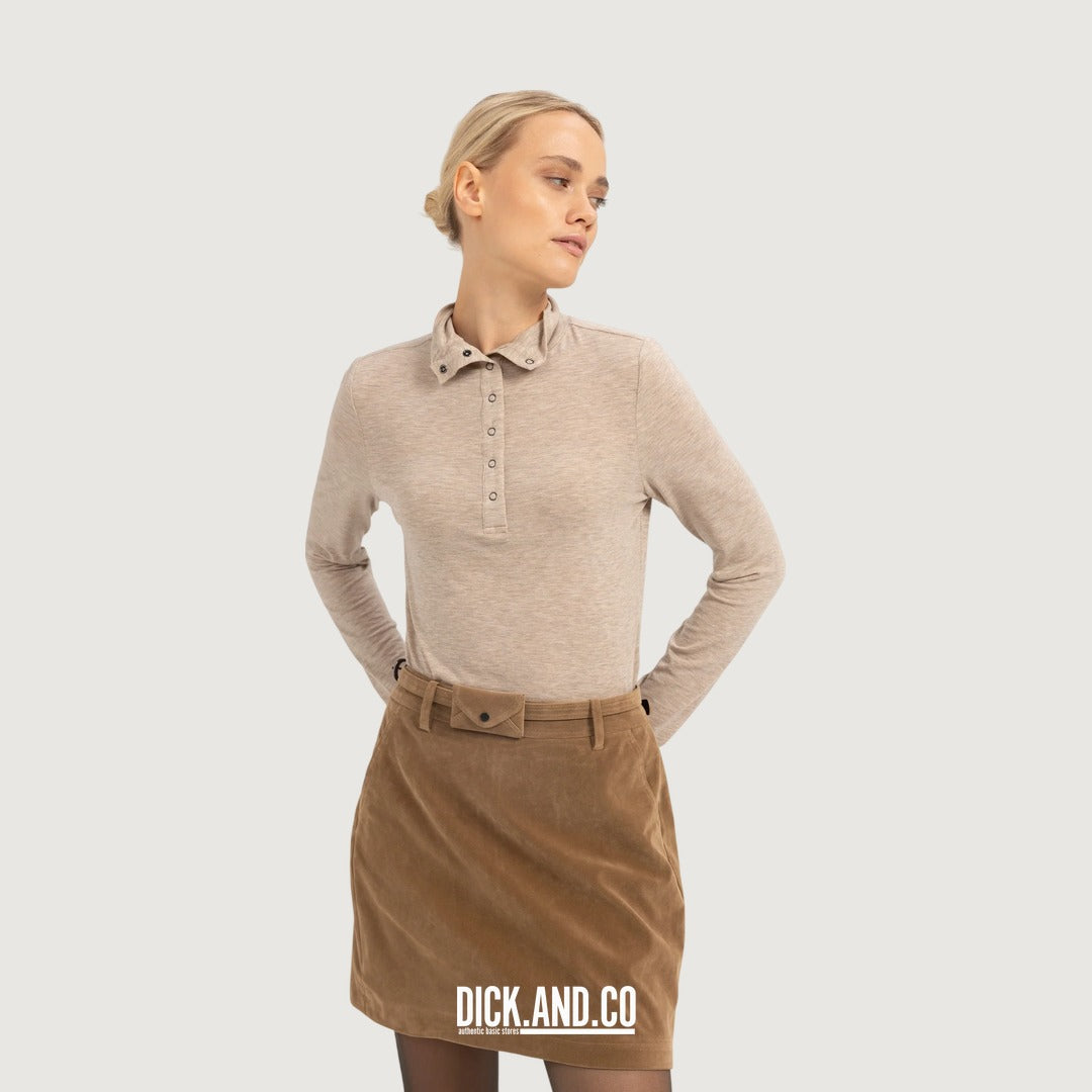 YAYA Aansluitende top met hoge hals en drukknopen in Beige, gedragen door een model, vooraanzicht