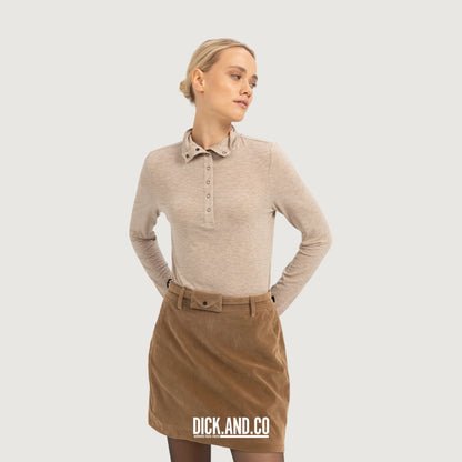 YAYA Aansluitende top met hoge hals en drukknopen in Beige, gedragen door een model, vooraanzicht