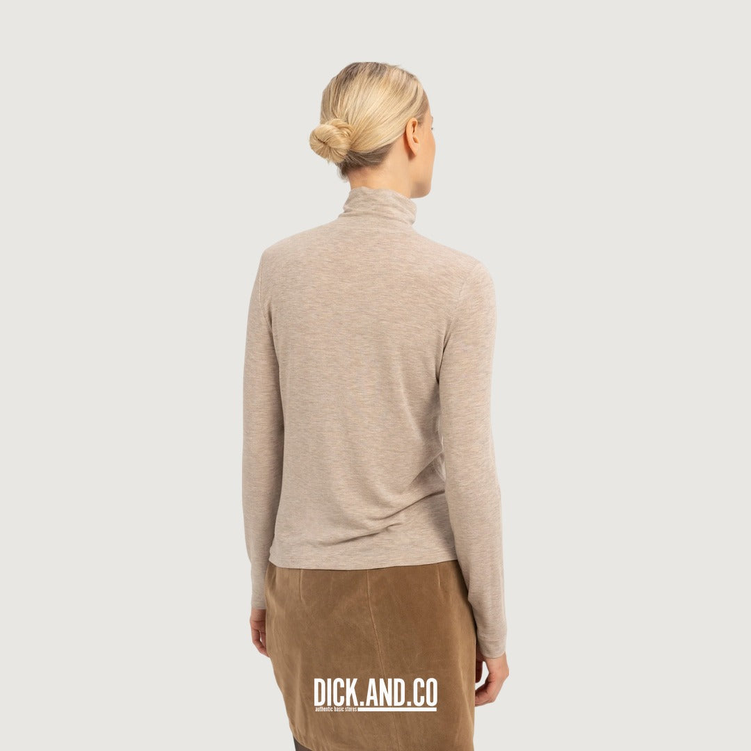 YAYA Aansluitende top met hoge hals en drukknopen in Beige, gedragen door een model, achteraanzicht
