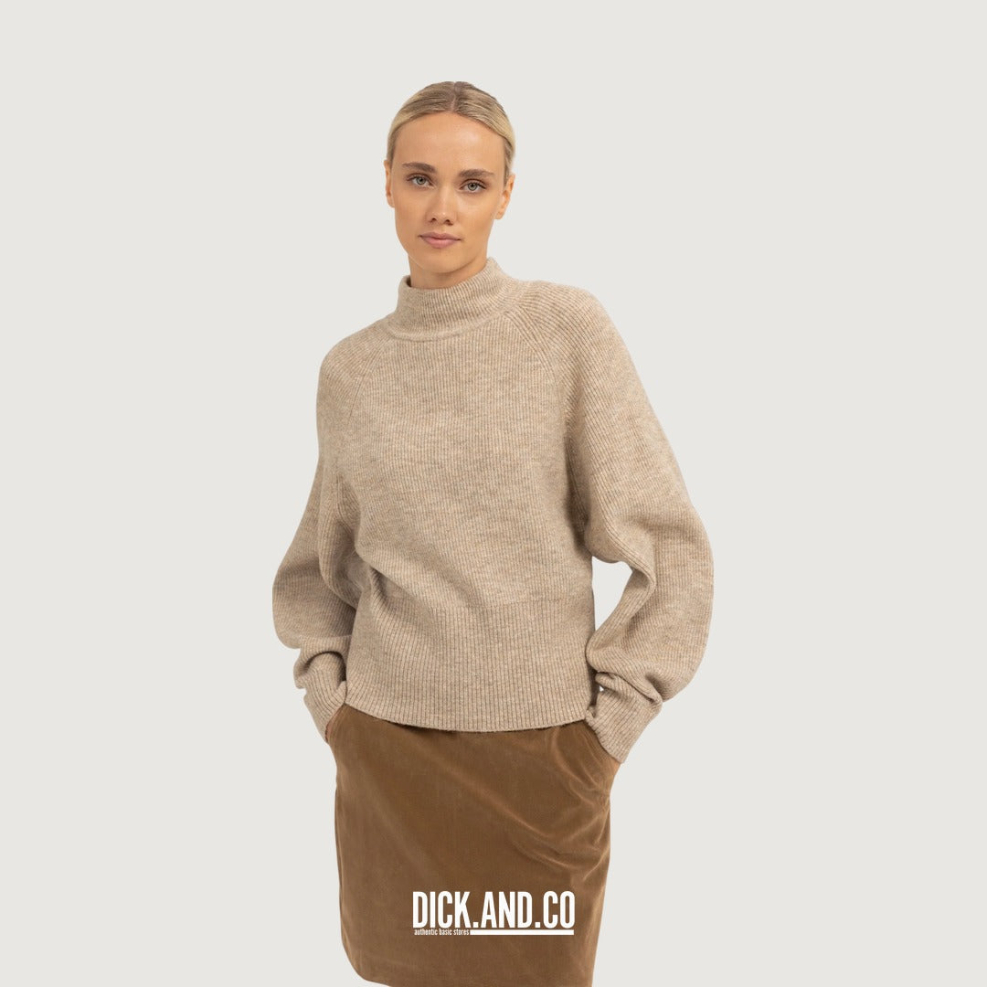 YAYA Gebreide coltrui met vleermuismouwen in Beige, gedragen door een model, vooraanzicht