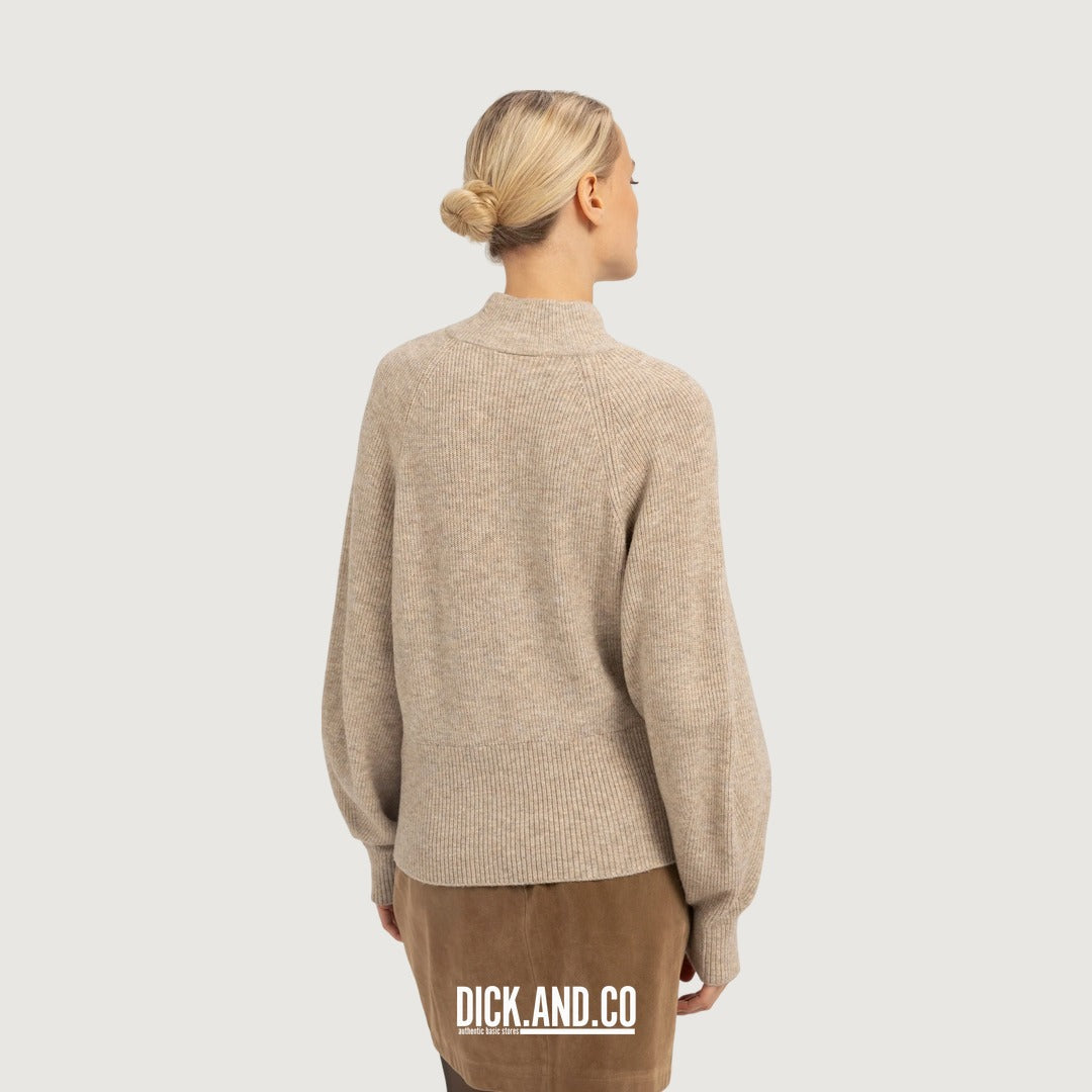YAYA Gebreide coltrui met vleermuismouwen in Beige, gedragen door een model, achteraanzicht