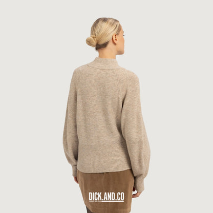 YAYA Gebreide coltrui met vleermuismouwen in Beige, gedragen door een model, achteraanzicht