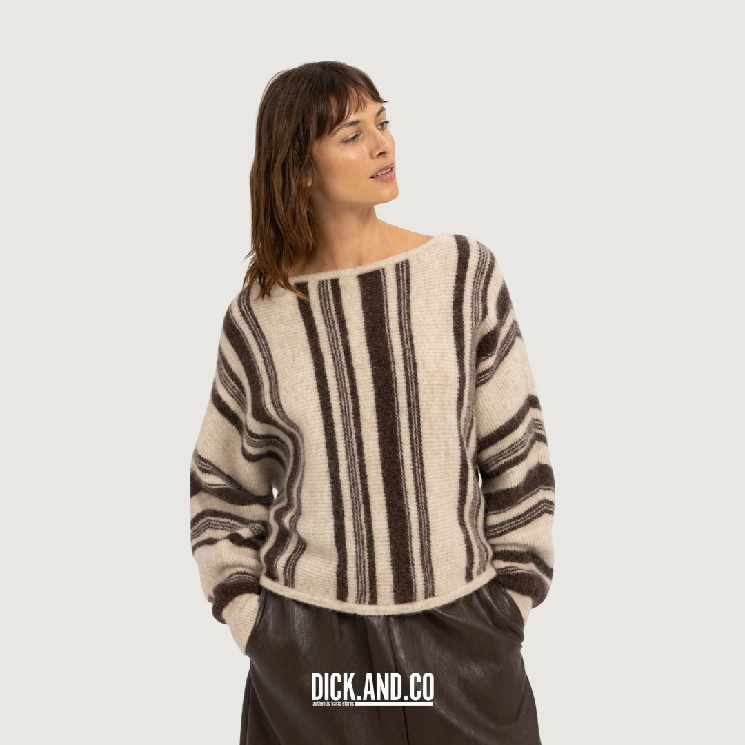 YAYA Gebreide trui met boothals en streeppatroon in Beige, gedragen door een model, vooraanzicht