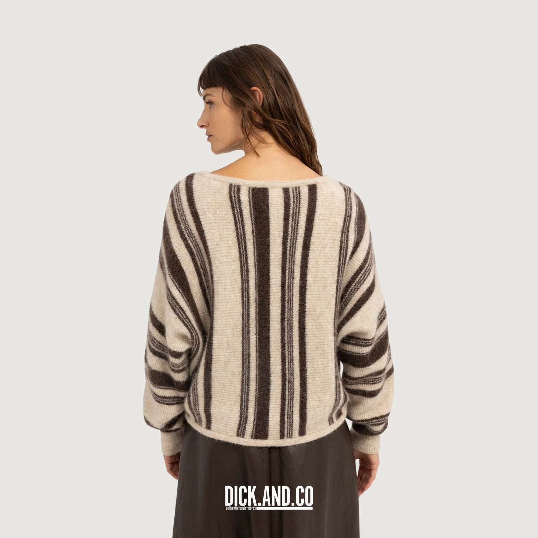 YAYA Gebreide trui met boothals en streeppatroon in Beige, gedragen door een model, achteraanzicht