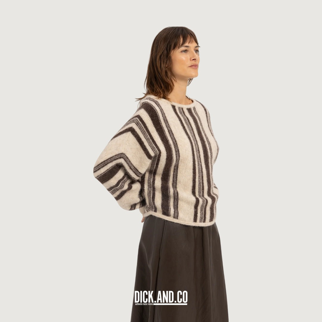 YAYA Gebreide trui met boothals en streeppatroon in Beige, gedragen door een model, vooraanzicht