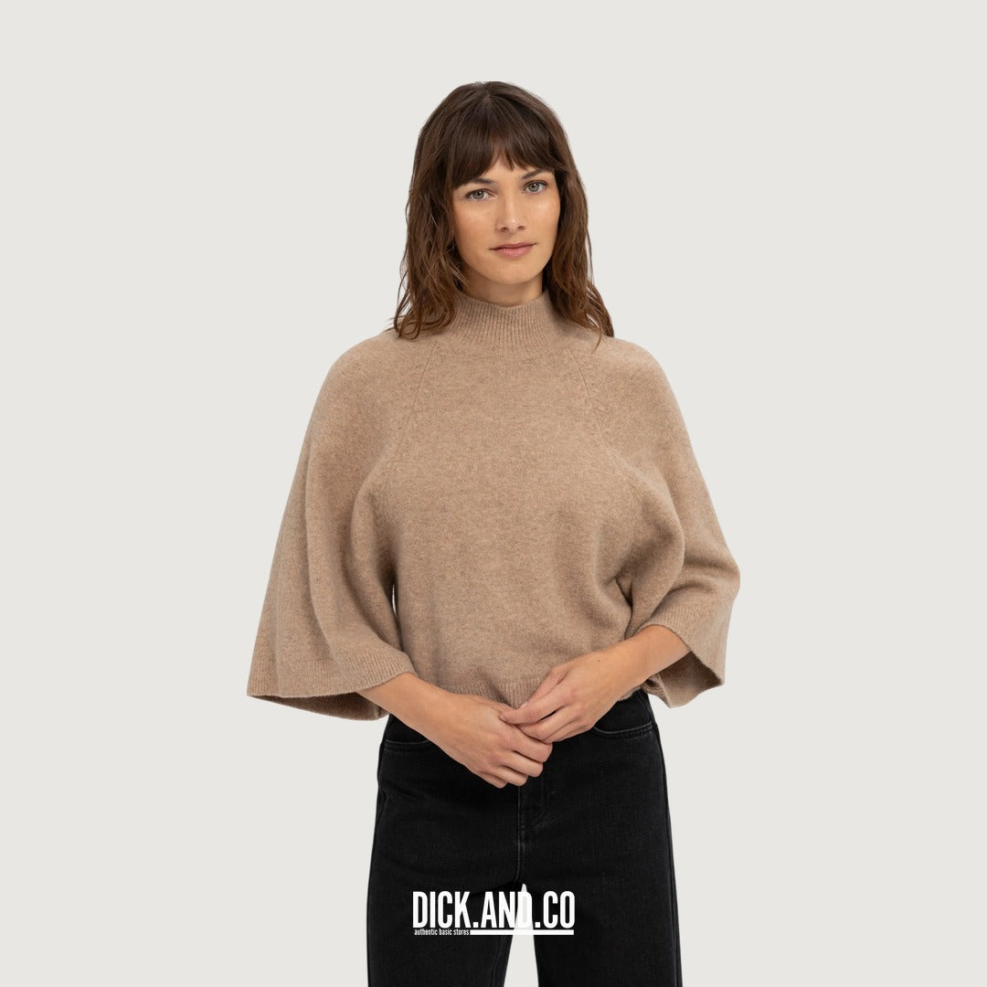YAYA Gebreide trui met hoge hals en wijde mouwen in Beige, gedragen door een model, vooraanzicht