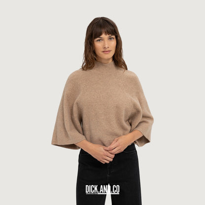 YAYA Gebreide trui met hoge hals en wijde mouwen in Beige, gedragen door een model, vooraanzicht