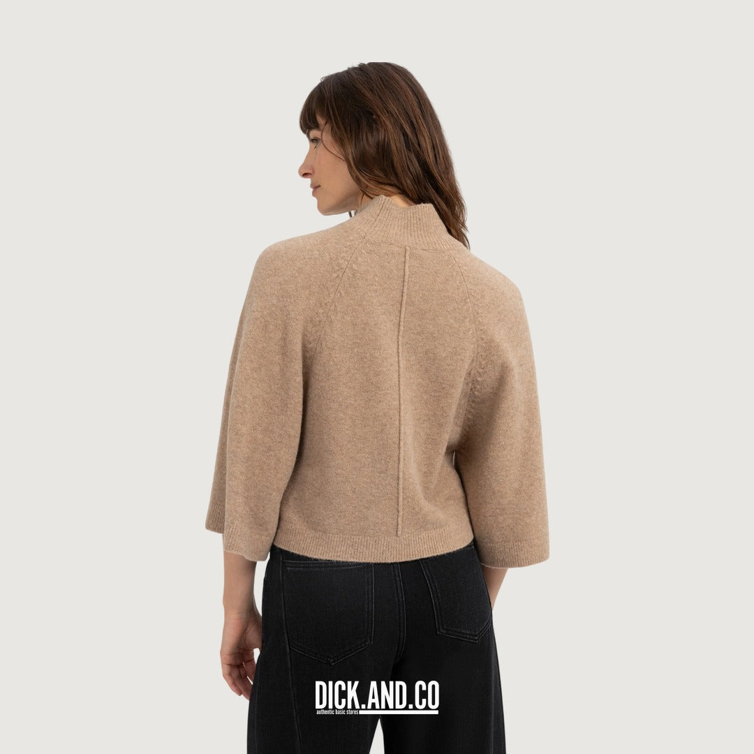 YAYA Gebreide trui met hoge hals en wijde mouwen in Beige, gedragen door een model, achteraanzicht