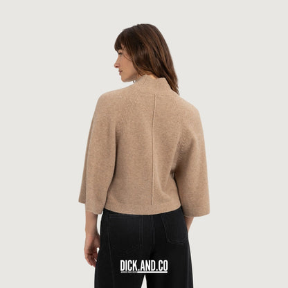 YAYA Gebreide trui met hoge hals en wijde mouwen in Beige, gedragen door een model, achteraanzicht