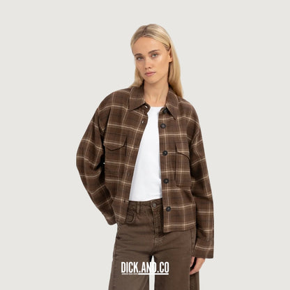 YAYA Geruite flanellen blouse in Bruin, gedragen door een model, vooraanzicht
