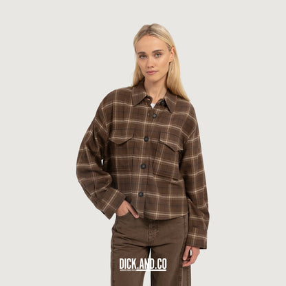 YAYA Geruite flanellen blouse in Bruin, gedragen door een model, vooraanzicht