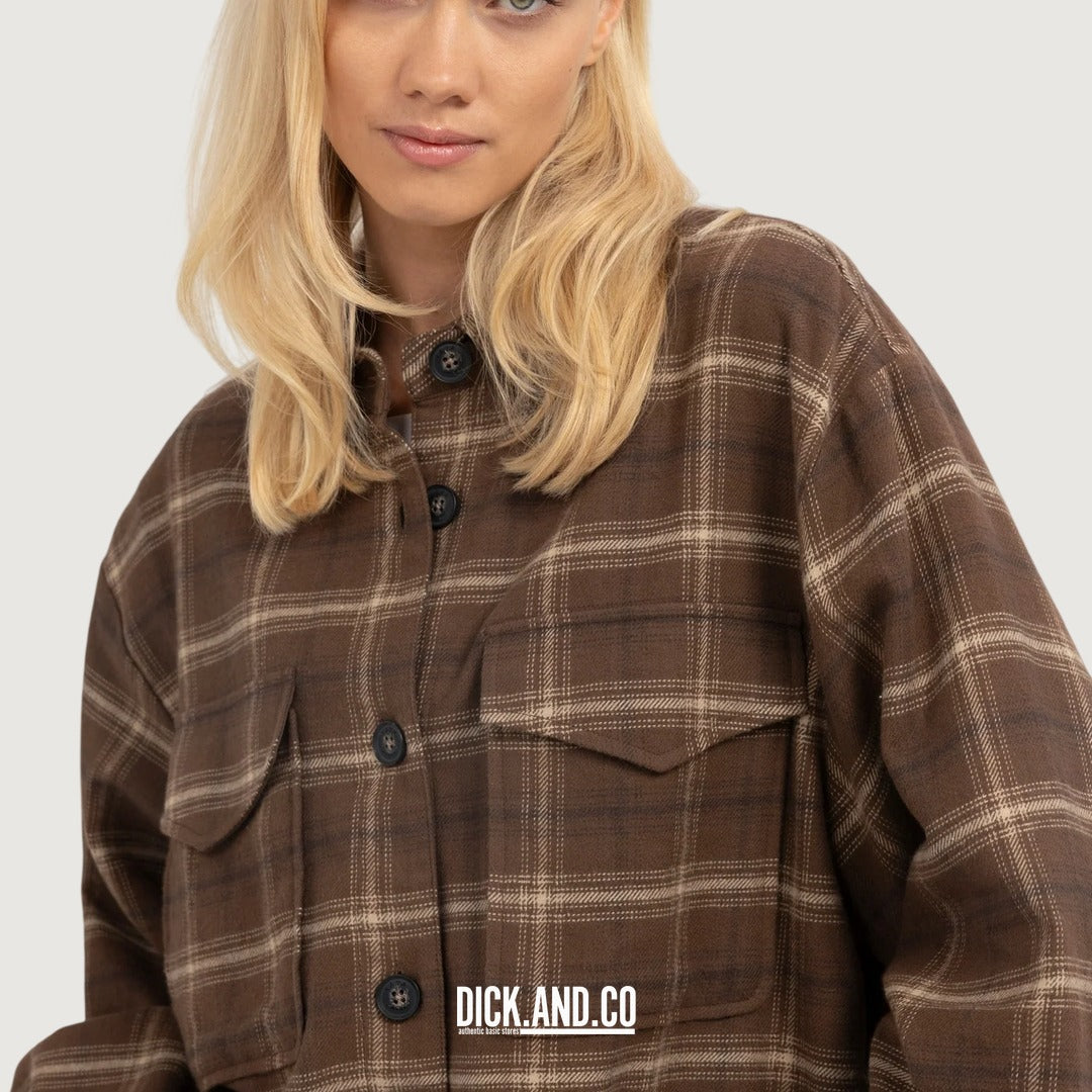 YAYA Geruite flanellen blouse in Bruin, gedragen door een model, vooraanzicht