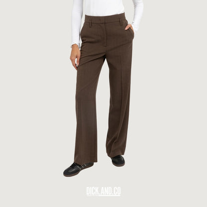 YAYA Geweven pantalon met rechte pijpen in Bruin, gedragen door een model, vooraanzicht
