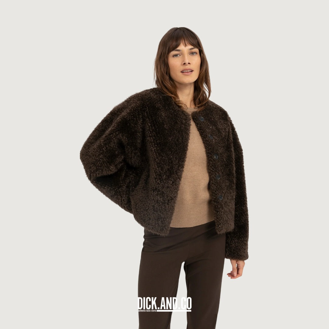 YAYA Oversized korte jas van imitatiebont met knopen in Bruin, gedragen door een model, vooraanzicht