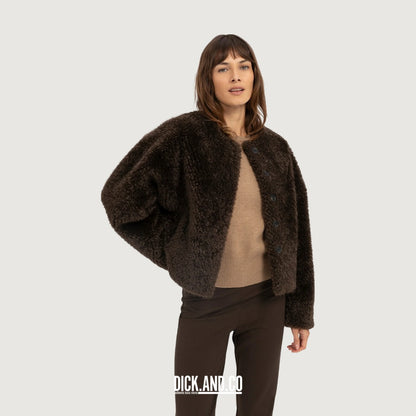 YAYA Oversized korte jas van imitatiebont met knopen in Bruin, gedragen door een model, vooraanzicht