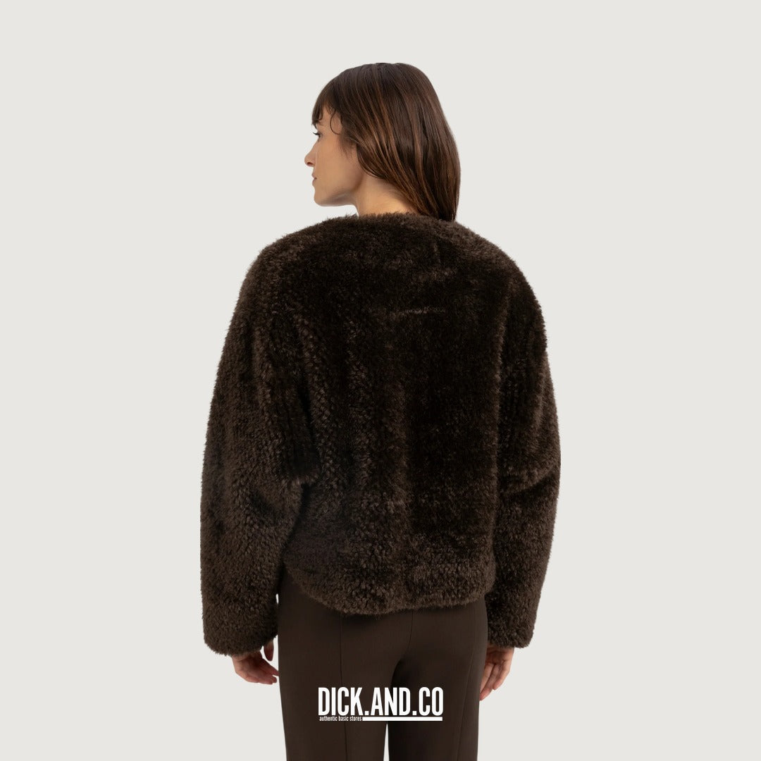 YAYA Oversized korte jas van imitatiebont met knopen in Bruin, gedragen door een model, achteraanzicht