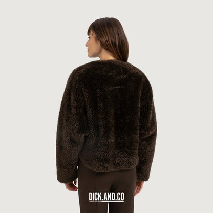 YAYA Oversized korte jas van imitatiebont met knopen in Bruin, gedragen door een model, achteraanzicht